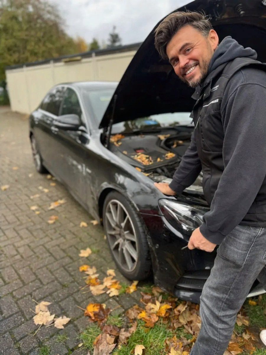 Kfz Gutachter für Hünxe: Carsten Heiken bei der Fahrzeugbegutachtung