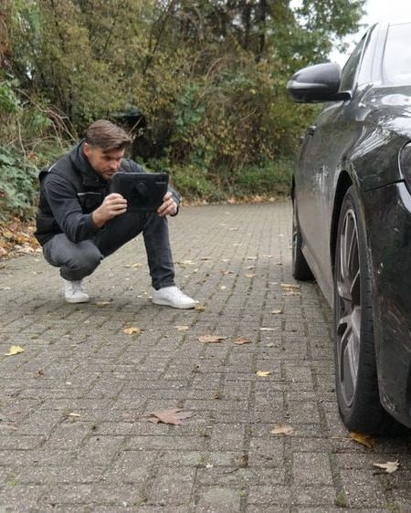 Carsten Heiken fotografiert ein Fahrzeug bei der Besichtigung in Hünxe